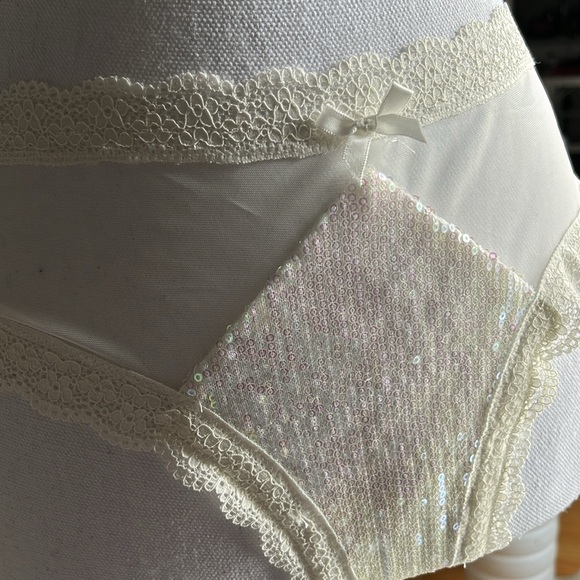 Victoria’s Secret cream iridescent sheer panty size extra large - Picture 8 of 9